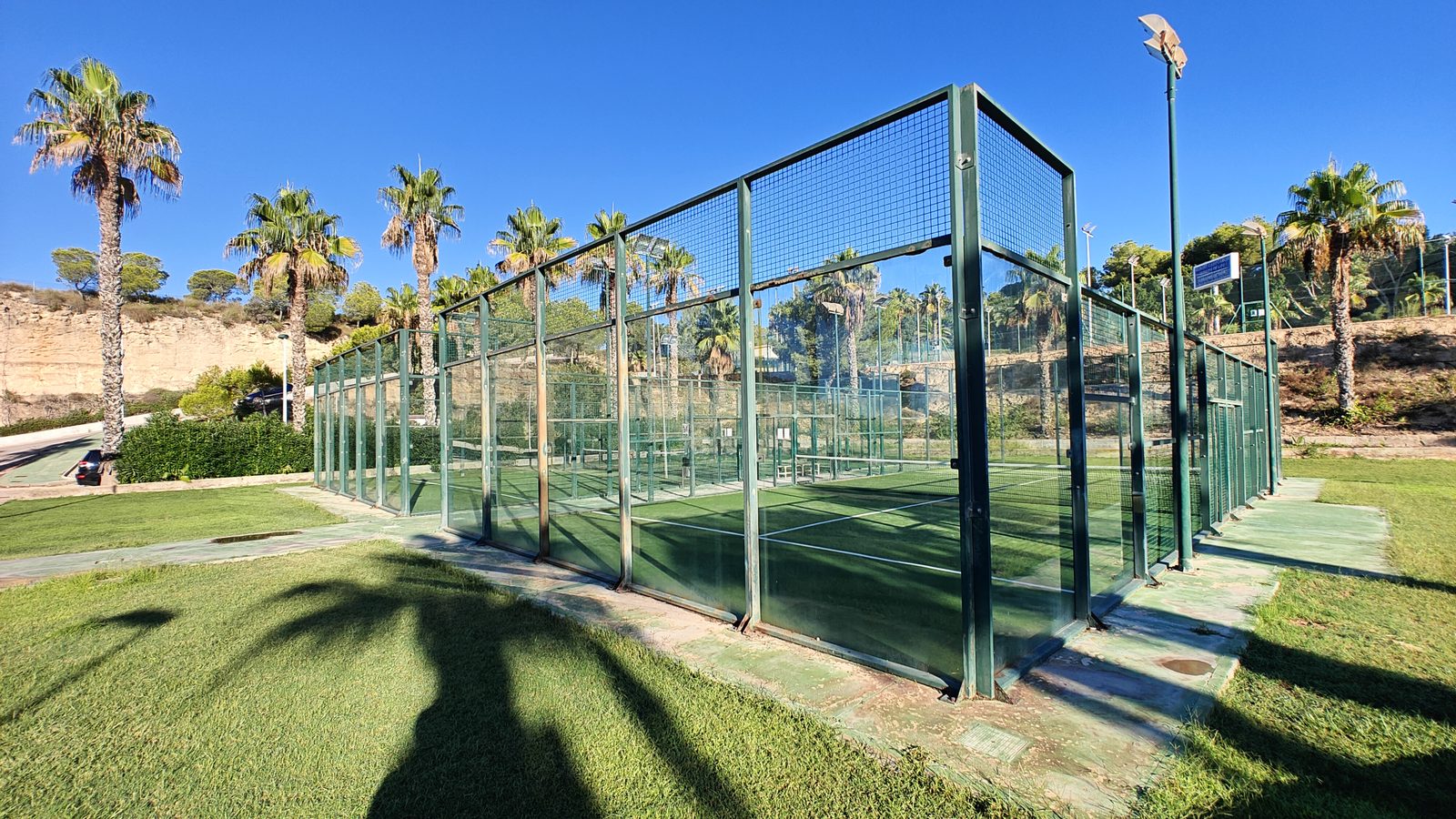 Courts de padel vitrés au club de sport du complexe de Campoamor