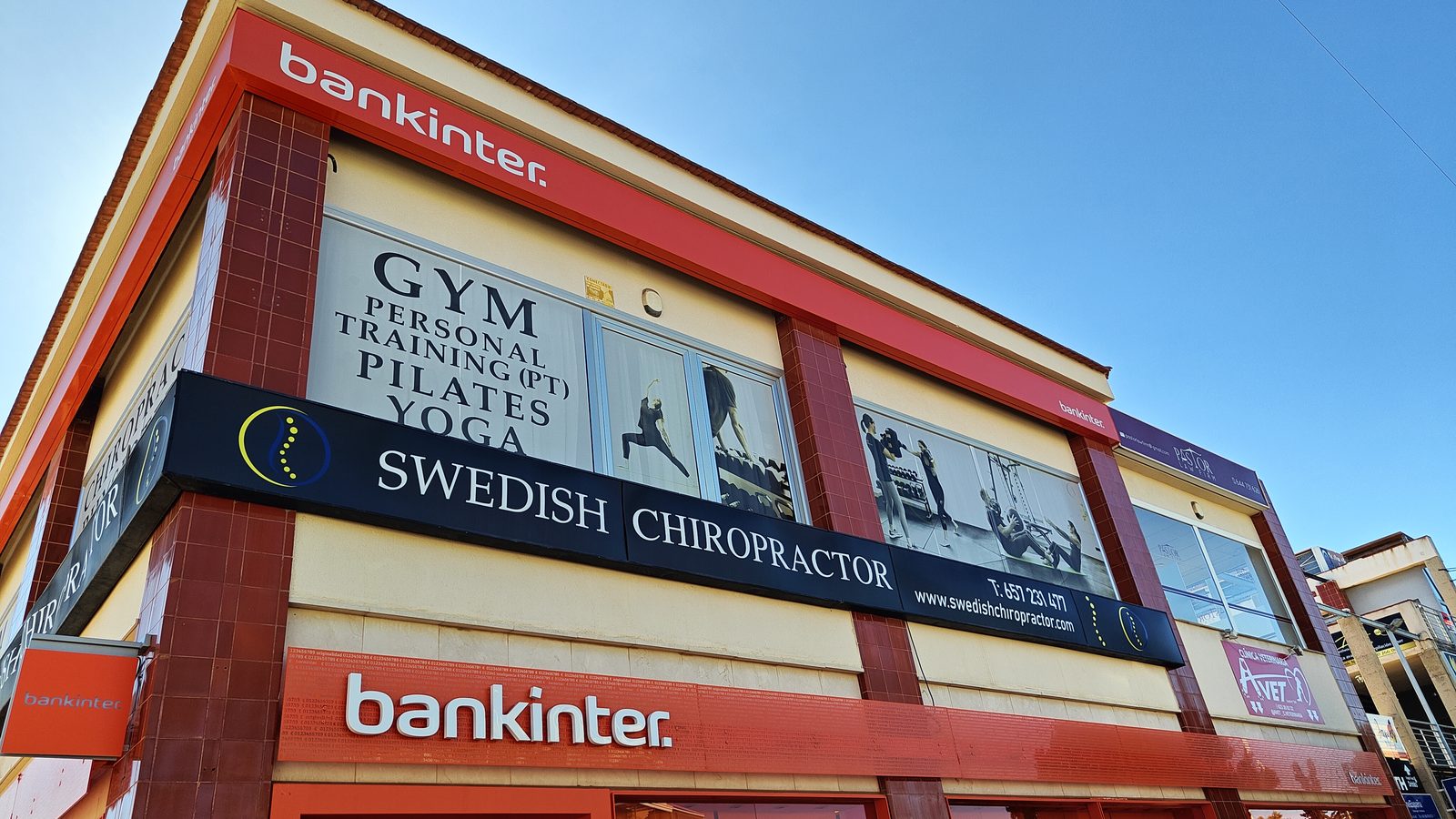 Building with a bank branch, a gym and a chiropractic clinic in Los Dolses